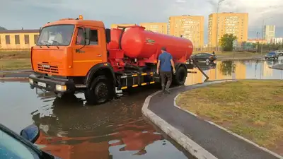 Жители Астаны вновь делятся видео с затопленных улиц столицы, фото - Новости Zakon.kz от 06.08.2023 20:36