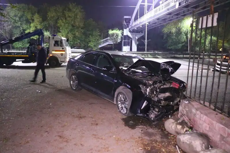 Toyota Camry снесла остановку и забор в центре Алматы, фото - Новости Zakon.kz от 29.10.2023 05:01