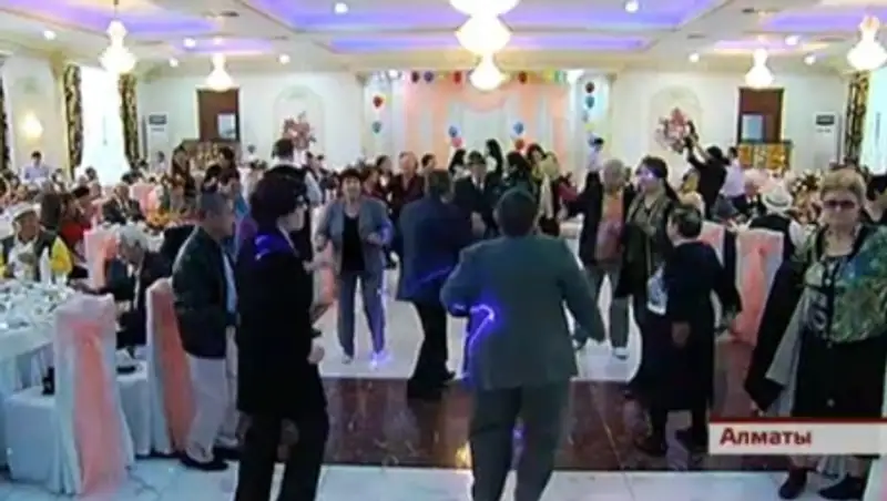 Двести апашек и аташек устроили дискотеку в Алматы