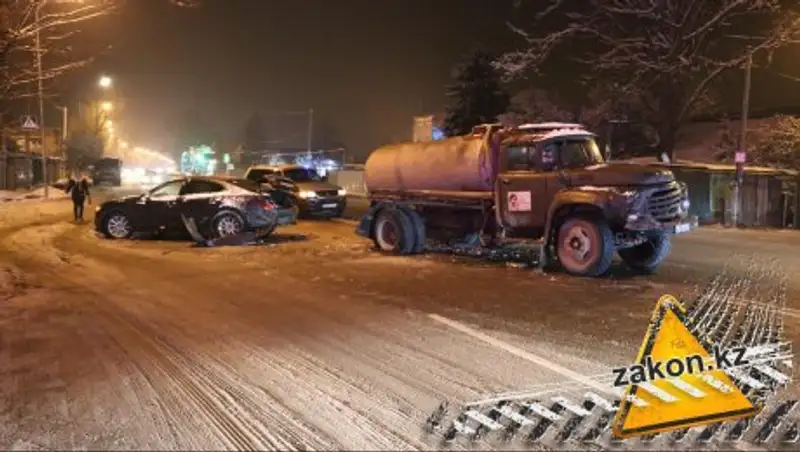 В Алматы столкнулись два автомобиля и ассенизатор