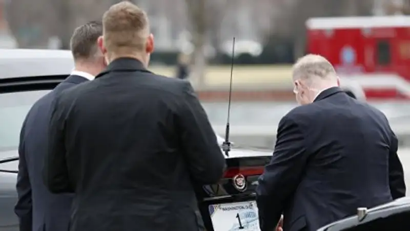 Агенты Секретной службы США сделали селфи со спящим внуком Трампа