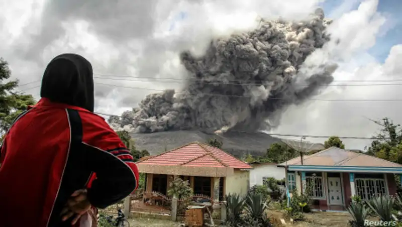 На Суматре начал извержение вулкан Синабунг