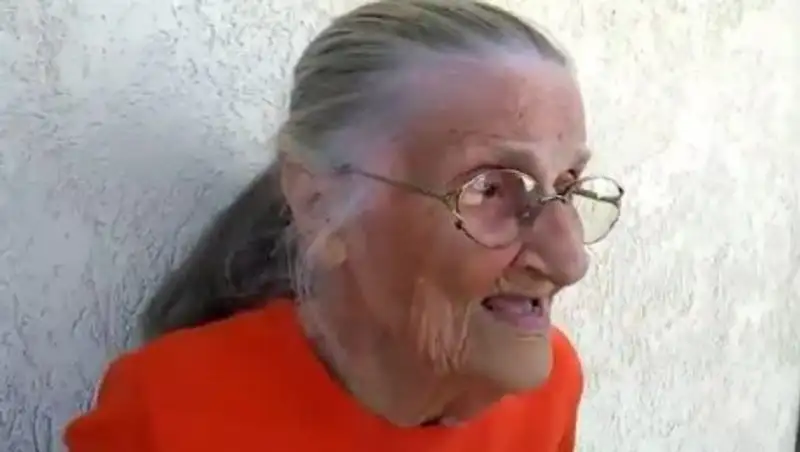 Полицейские за долги выдворили из дома престарелых 93-летнюю американку