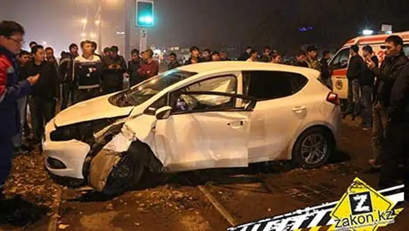 В Алматы у водителя Киа свело ногу и он, выехав на "красный", врезался в столб