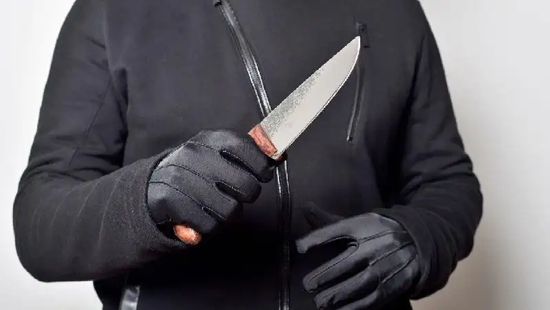 В Алматы пьяный мужчина угрожал ножом сотрудникам магазина