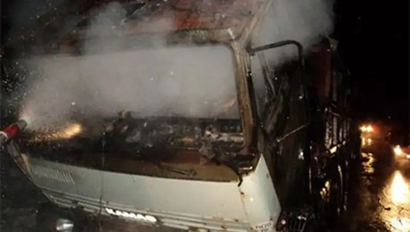 Перевозивший сено КамАЗ загорелся на ходу в Семее