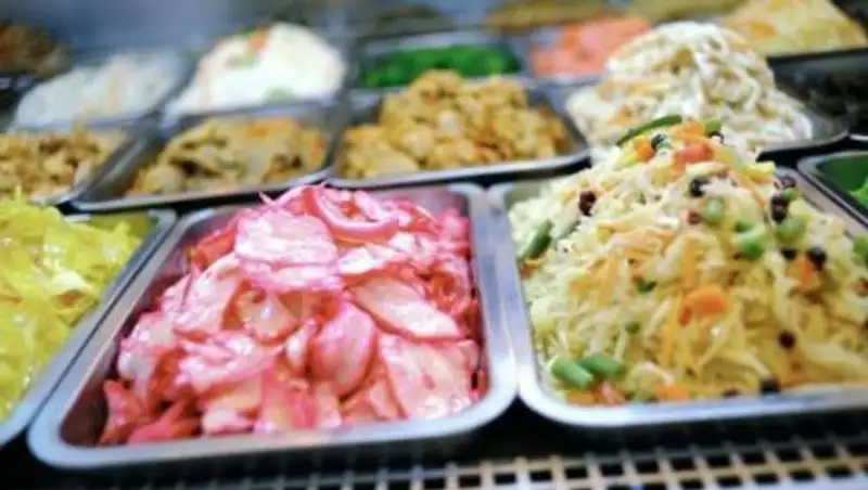 Более 20 человек отравились салатом на проводах невесты в Кыргызстане