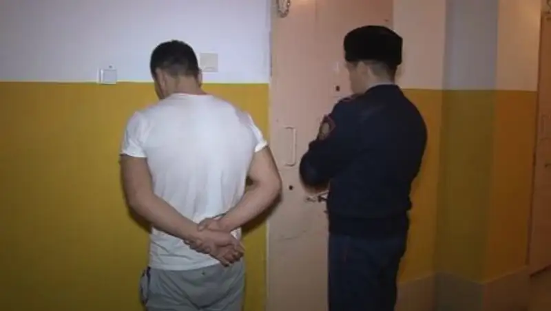 В Кокшетау грабитель похитил продавца магазина