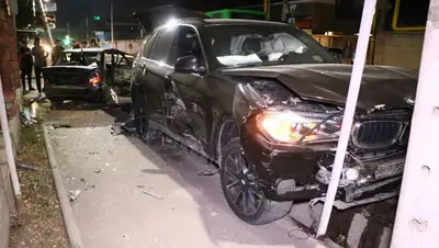 Авария на Яссауи-Трудовая, фото - Новости Zakon.kz от 16.09.2022 23:34