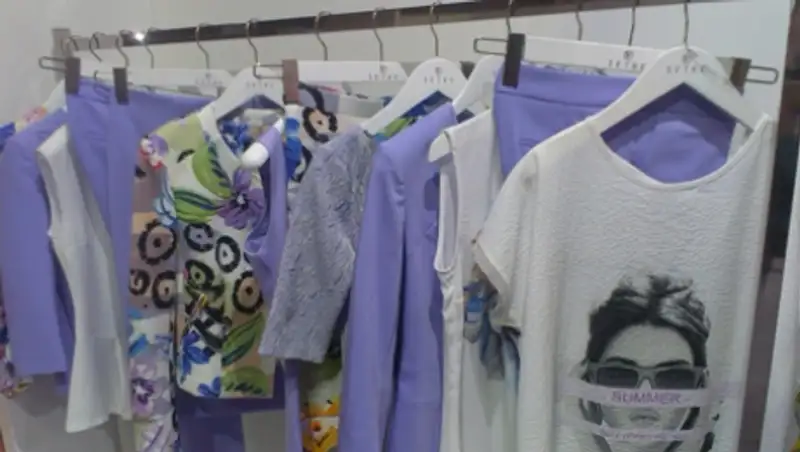 Из-за кризиса алматинцы одеваются на распродажах 