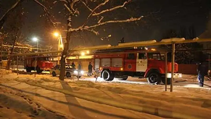 В Жетысуском районе Алматы произошел пожар в частном доме, 1 человек пострадал