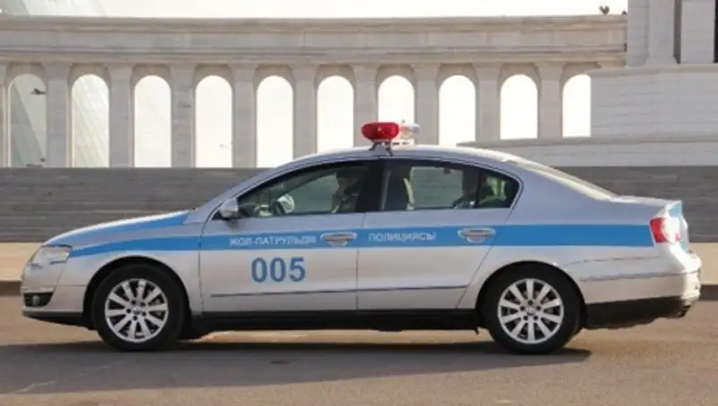 Задержанный с рыбой контрабандист избил себя в полицейской машине в Атырау