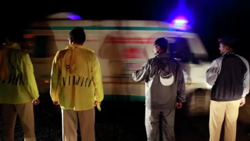 В Индии семь человек погибли при обрушении стены торгового центра