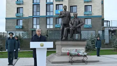 Токаев открыл памятник Ауэзову и Мухамедханову в Семее, фото - Новости Zakon.kz от 30.09.2022 13:54
