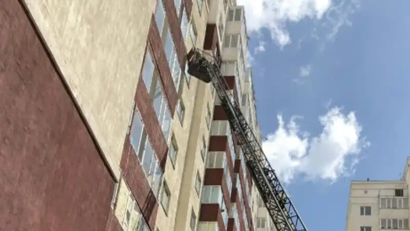 В столичной высотке произошел пожар. Спасли 6 детей