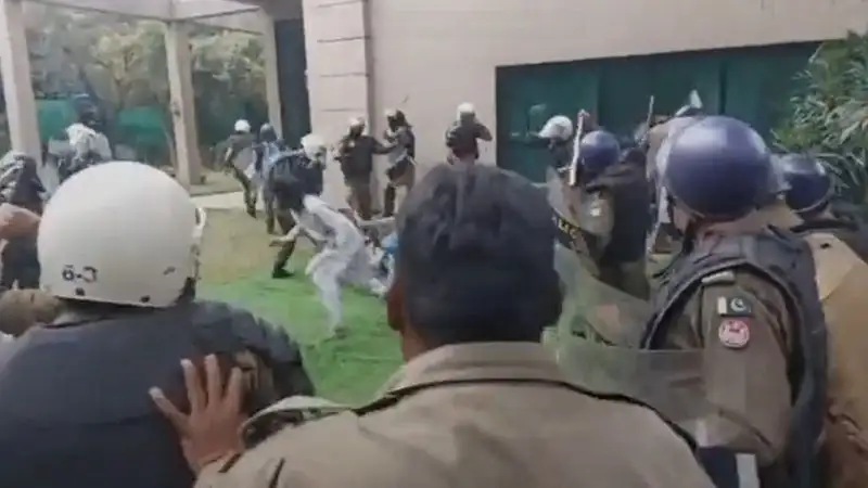 Полиция ворвалась в дом экс-премьера Пакистана Имрана Хана