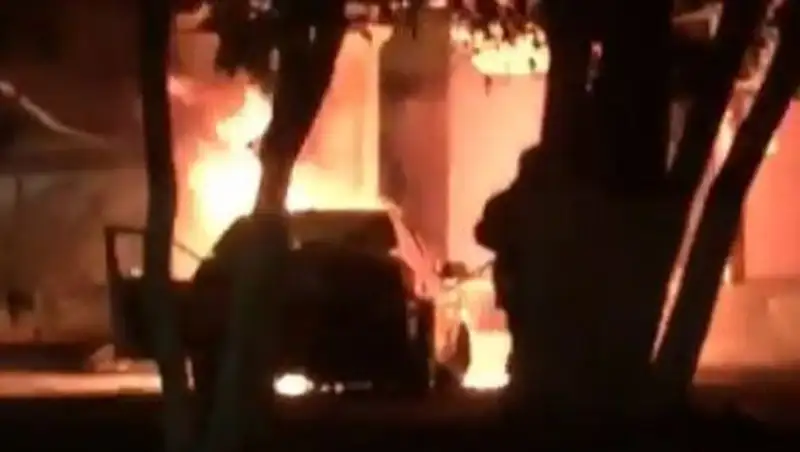 В Караганде машина врезалась в ресторан и загорелась