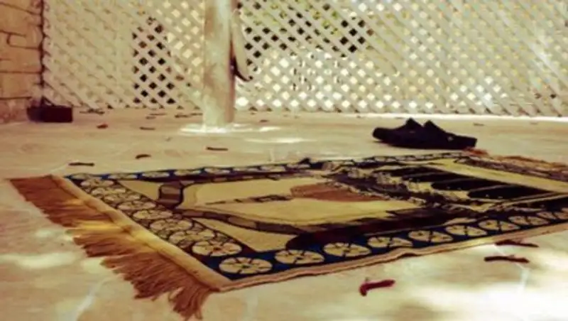 Тренера, пнувшего коврик для намаза, могут уволить