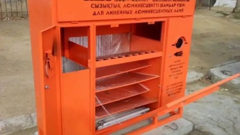 В Актау подростки взламывают контейнеры для сбора ртутьсодержащих ламп