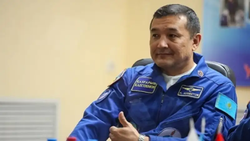 А.Аимбетов в космосе обнаружил живые бактерии