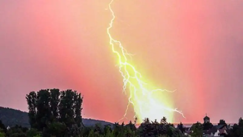 Невеста отменила роскошную свадьбу из-за страха жениха перед грозой