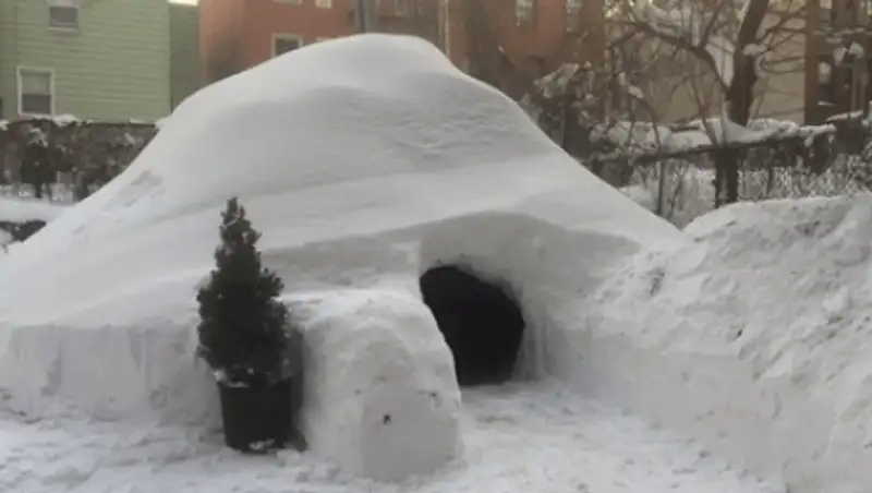 Житель Нью-Йорка предложил туристам переночевать в сугробе за 200 долларов