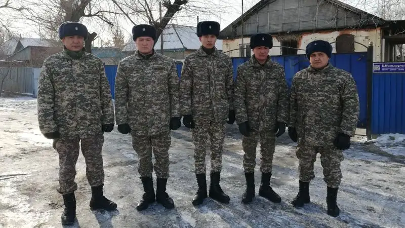 Военные, рискуя жизнью, спасли из пожара жителей Уштобе, фото - Новости Zakon.kz от 31.01.2023 17:42