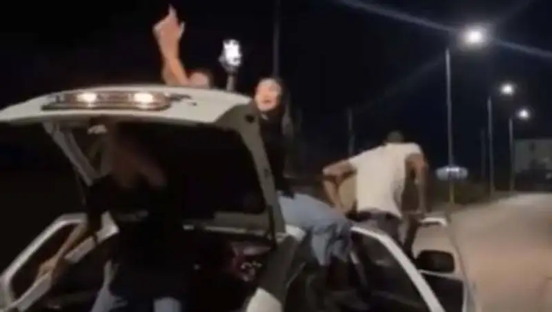 Молодые люди катались на крышах автомобилей в Атырау