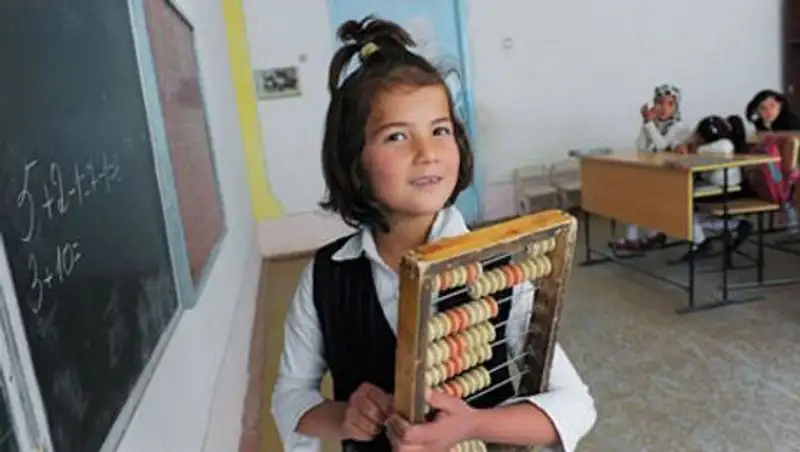 Таджикским школьницам рекомендовали носить тюбетейки