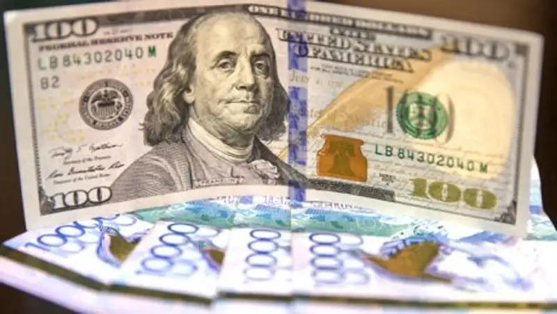 Курс доллара составил 332 тенге