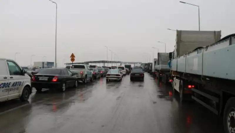 Гололед на бетонной дороге: трасса Алматы - Капшагай опасна