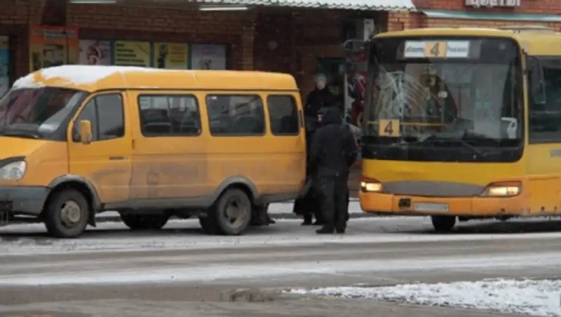 В Усть-Каменогорске из-за гололеда автобус врезался в маршрутку