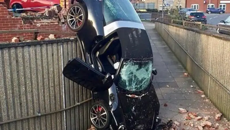 73-летний британец провалился на своем Porsche 911 в подземный переход