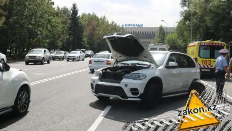 BMW едва не развалился в результате ДТП в Алматы