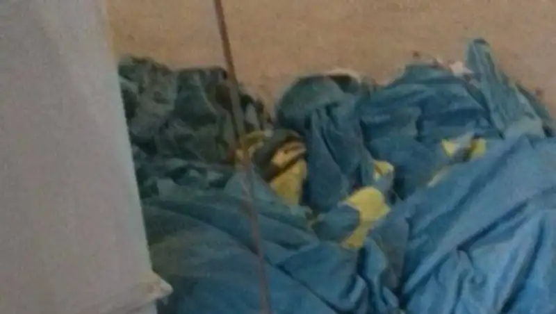 В Астане строительная компания использовала вместо тряпки государственный флаг