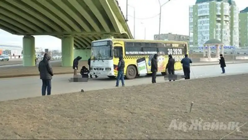 В Атырау автобус насмерть сбил двух женщин