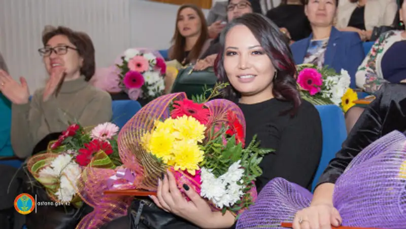 Обладателям медали "Нұр-Султан қаласының құрметті педагогі" выплатят по 830 тыс. тенге