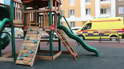 Ураган в Караганде сорвал покрытие с детской площадки вместе с ребенком, фото - Новости Zakon.kz от 19.06.2023 16:20