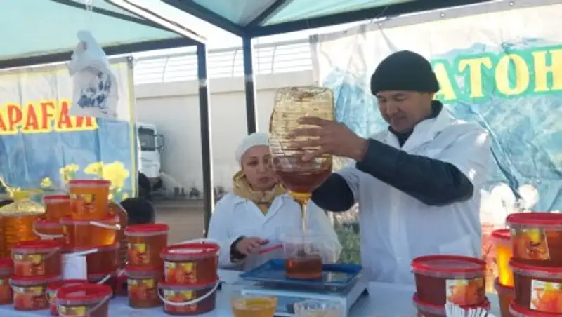 На ярмарке Восточного Казахстана астанчане скупают мёд