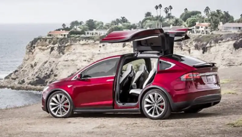 Tesla увеличила скорость открывания и закрывания дверей на Model X