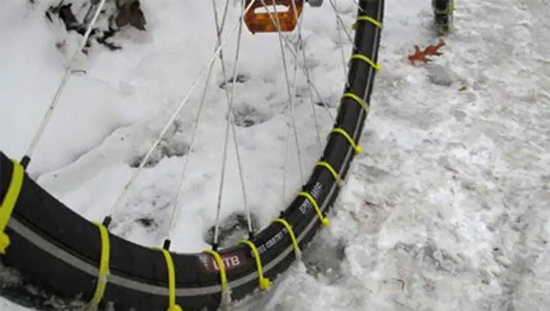 В ВКО автомобиль сбил насмерть велосипедиста