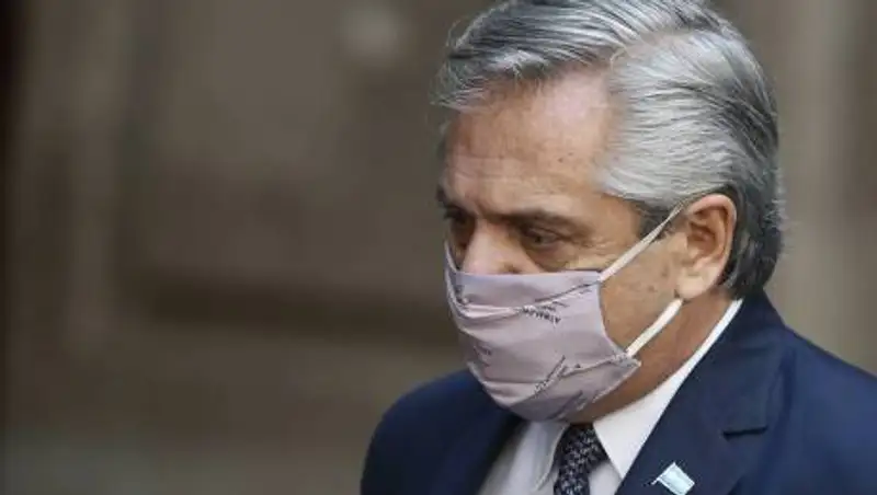 Президент Аргентины, привитый российской вакциной, заразился коронавирусом