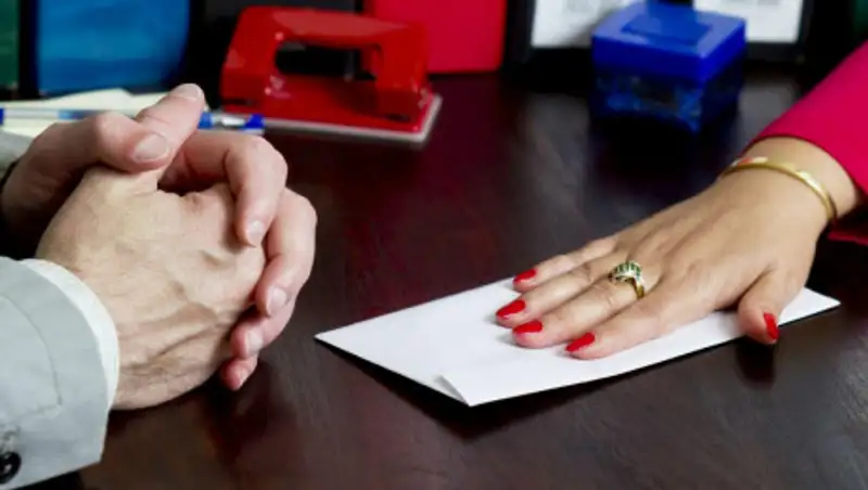 Кондиционер за общее покровительство: госслужащую подозревают в получении взятки