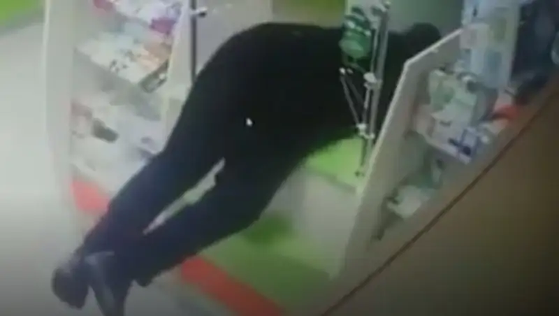 В России толстый грабитель застрял в кассе во время нападения на аптеку