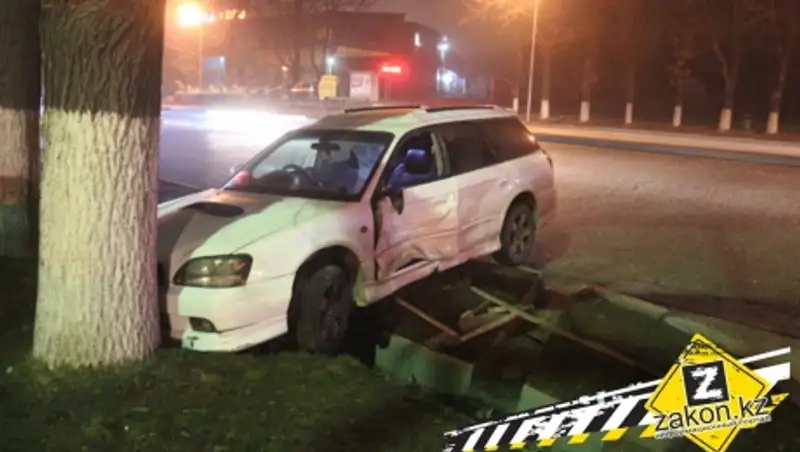 В Алматы водитель Субару боком "догнал" Хёндай, после чего врезался в дерево