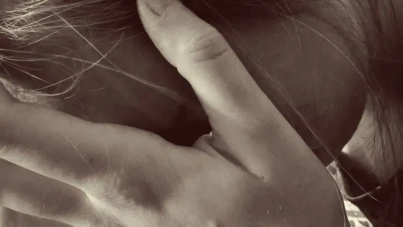 Мужчина избил женщину на улице в Алматы