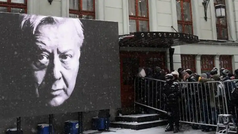 С Олегом Табаковым пришли проститься сотни людей