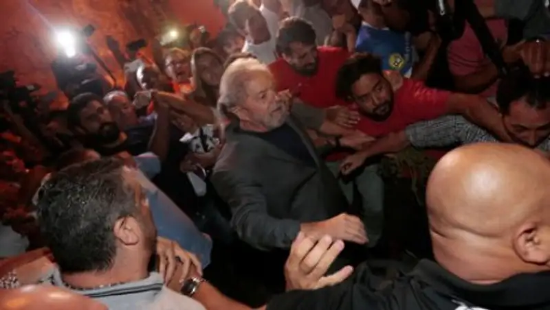 Бывший президент Бразилии сдался полиции