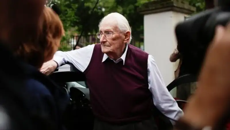 Суд отправил в тюрьму 96-летнего «бухгалтера Освенцима»