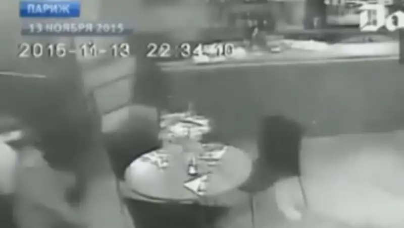 Опубликовано видео обстрела парижского кафе во время теракта